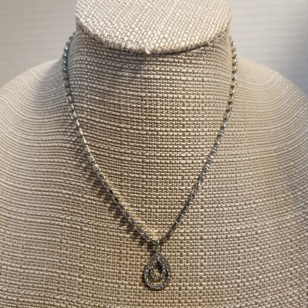 Rhinestone double teardrop silvertone jewelry set necklace/earrings 15" w/1" ex.
